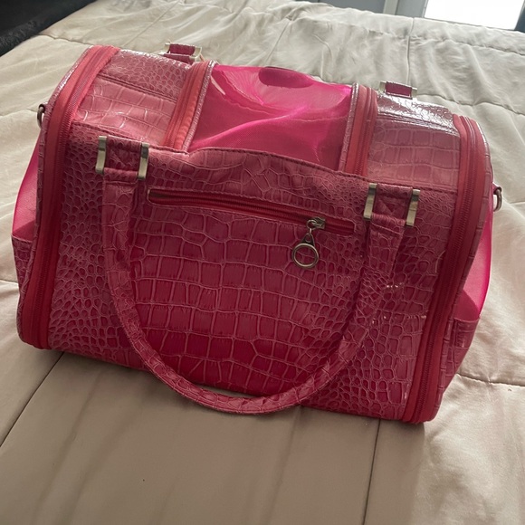 Pet carrier such a cute pink colour! Only fits extra small dogs ! - Picture 4 of 4